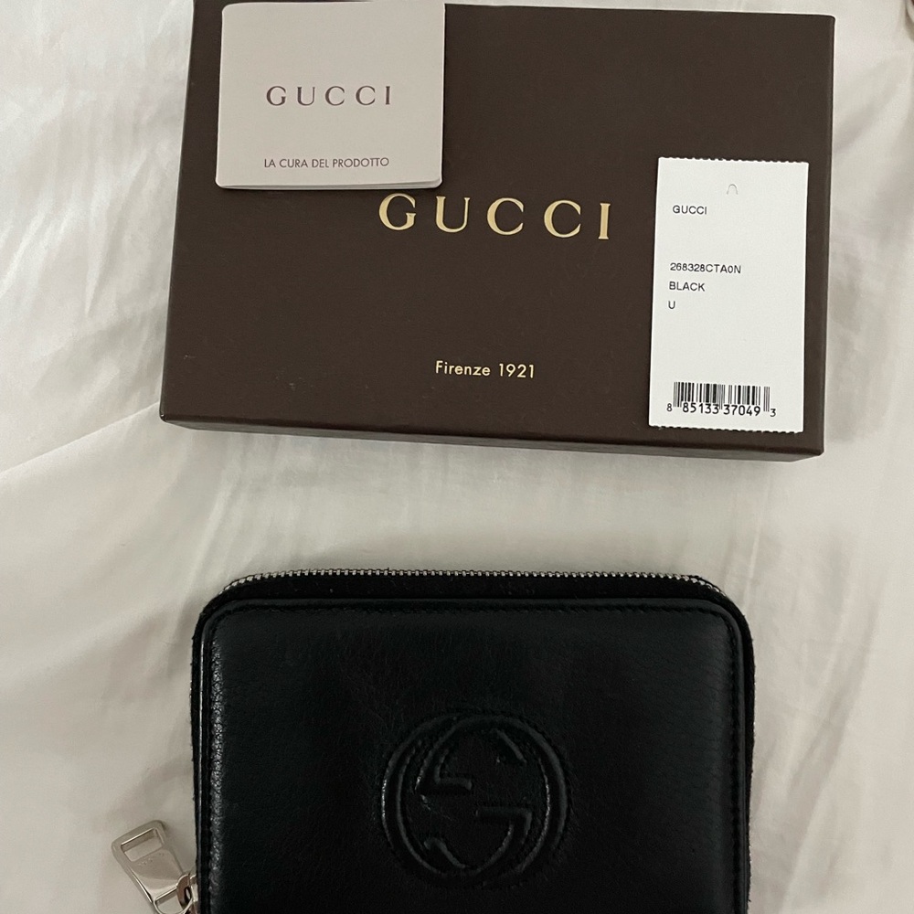 Ladies NWT Gucci zip around wallet